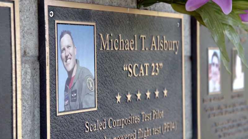 Andenpilot Michael Alsbury omkommer