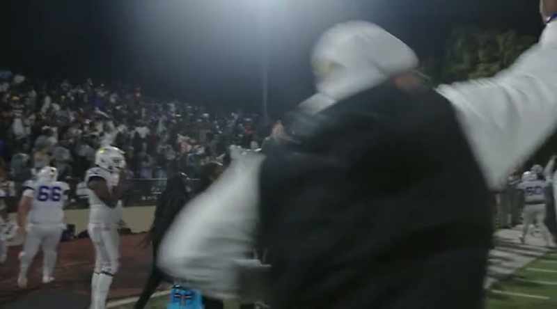 ANNOUNCER 2: Williams is gonna take it to the house!