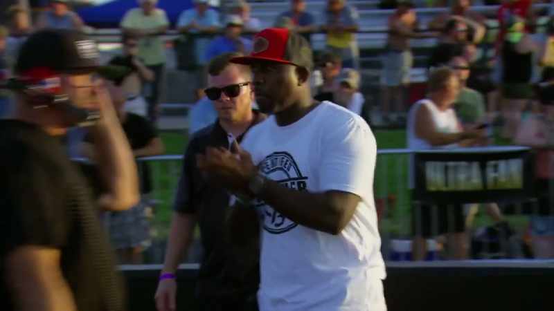[announcer] And Mike Bowman gets there first