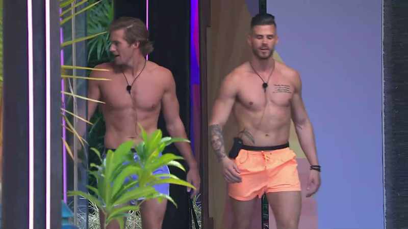 >> Announcer: NEXT, TWO GORGEOUS GUYS APPEARED AND A