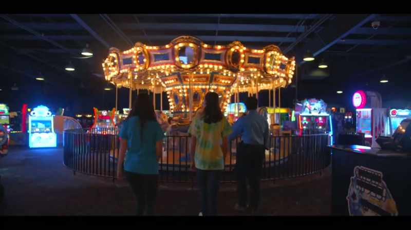[Announcer] Ride the carousel