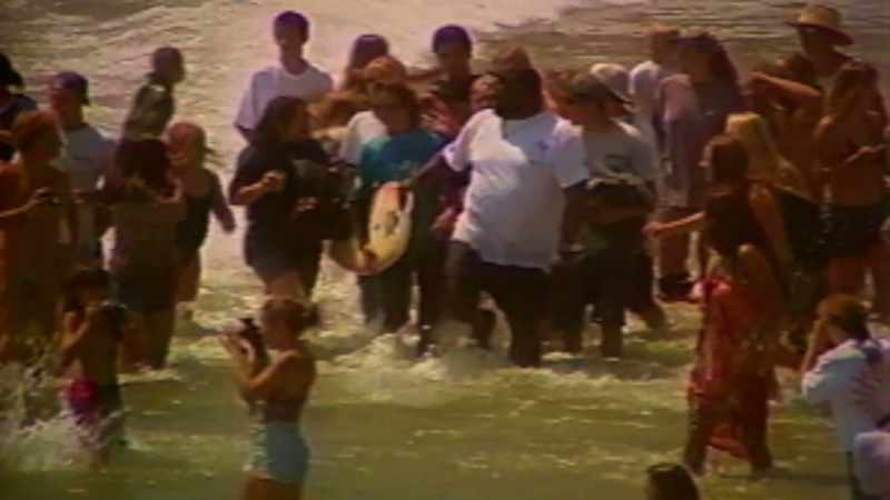 Announcer: Rob being mobbed as he comes to the sand