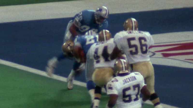 [announcer] Rolling right, draw play. Barry Sanders... Touchdown, Lions!