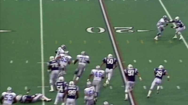 [announcer] Sanders turned around the defender