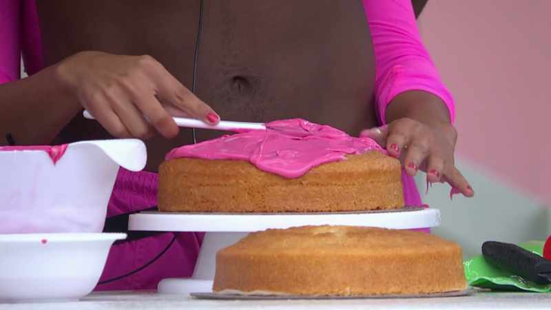 >> Announcer: THAT CAKE GOT BAKED IN A DEEP PAN