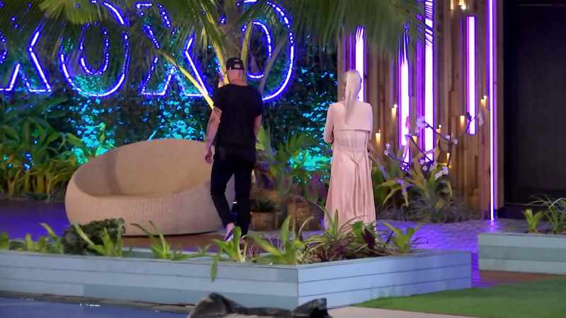 >> Announcer: WESTON TRIES TO HIDE HIS BUDDING RELATIONSHIP
