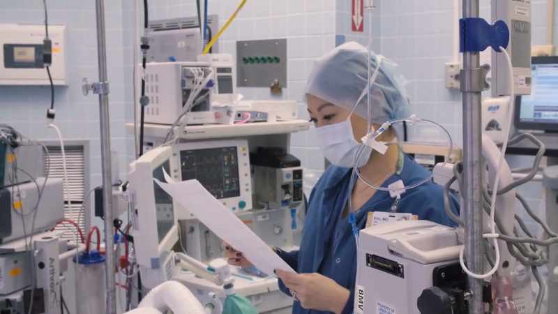 Another cancer specialist doing frozen specimens