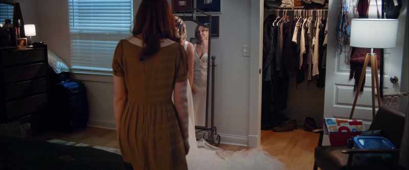 Apparently, you can't put on a wedding dress by yourself