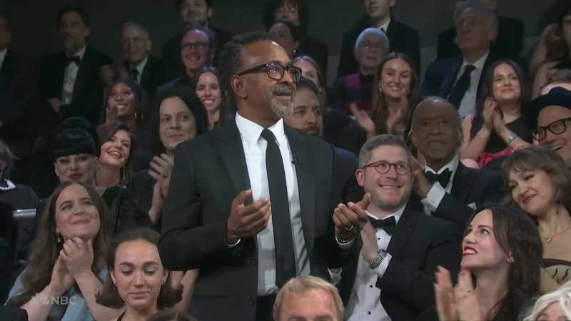�[ Applause ] ‫Donna, hi! ‫[ Cheering ]