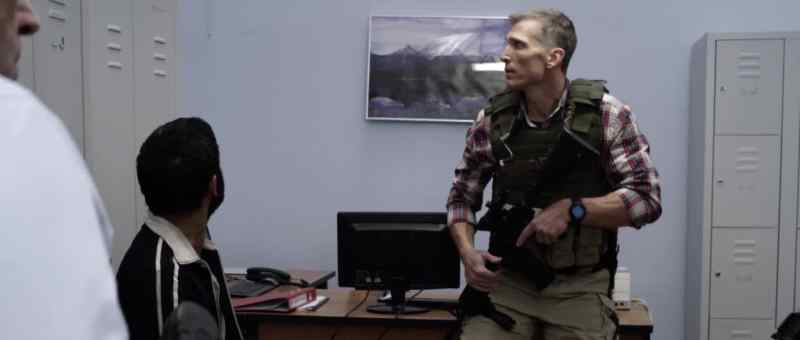 Are those gunshots? - Don't move! Come on, let's go