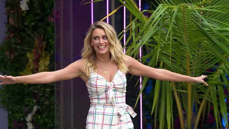 >> Arielle: HELLO, ISLANDERS