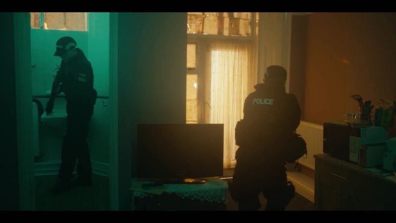 Armed police. -Armed police, show yourself