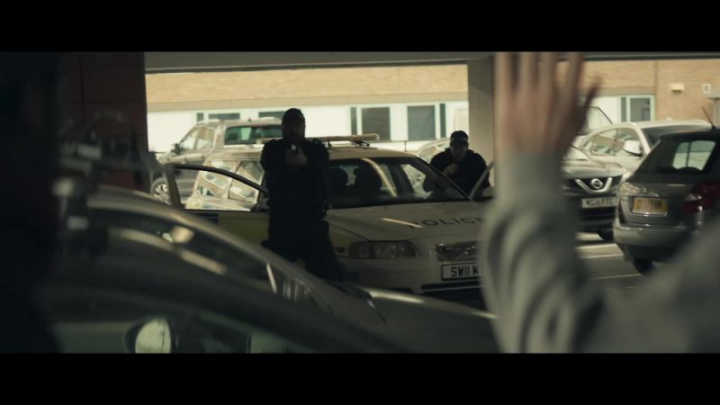 Armed police! Show me your hands!