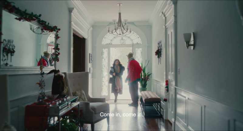 [assistant in Spanish] [bell ringing]