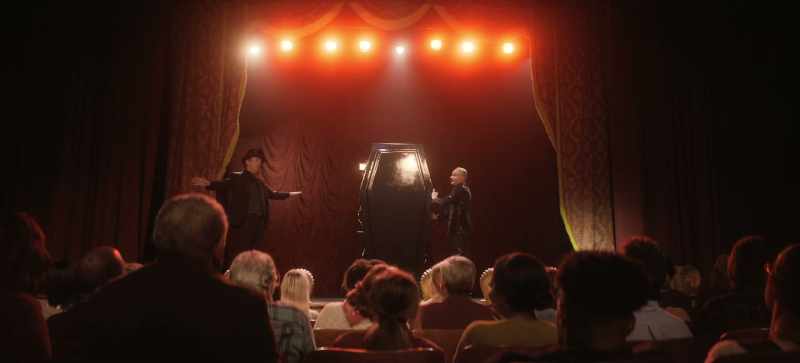 Assistant, please open the coffin!