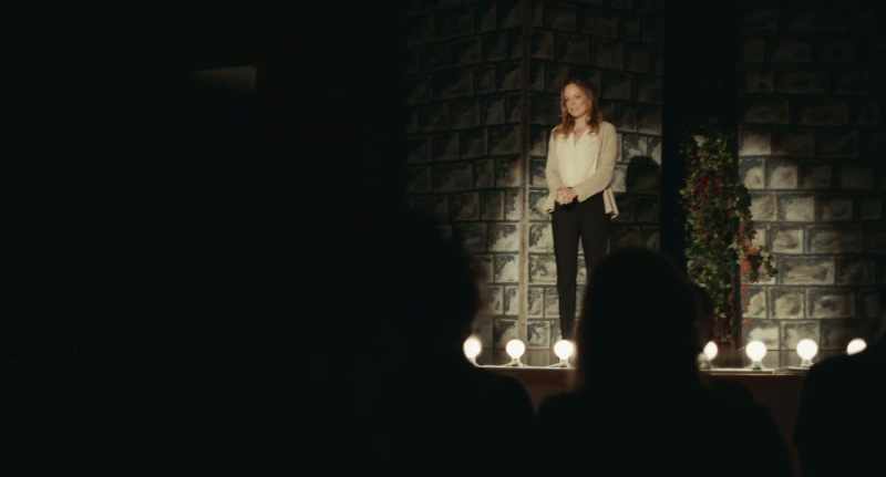 (audience applauding)
