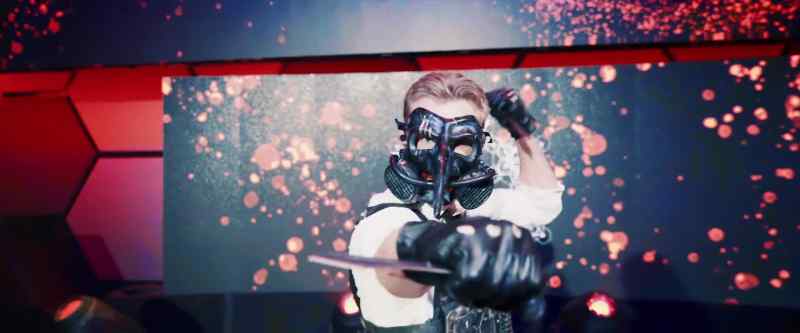 [audience applauding]
