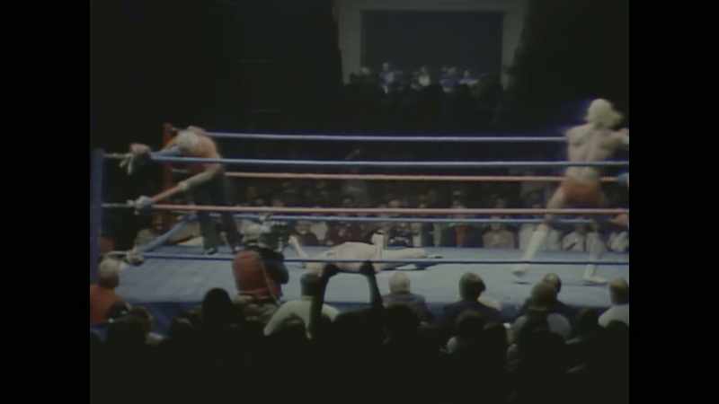 [audience cheering] -Here comes Hogan! Here is the leg smash!
