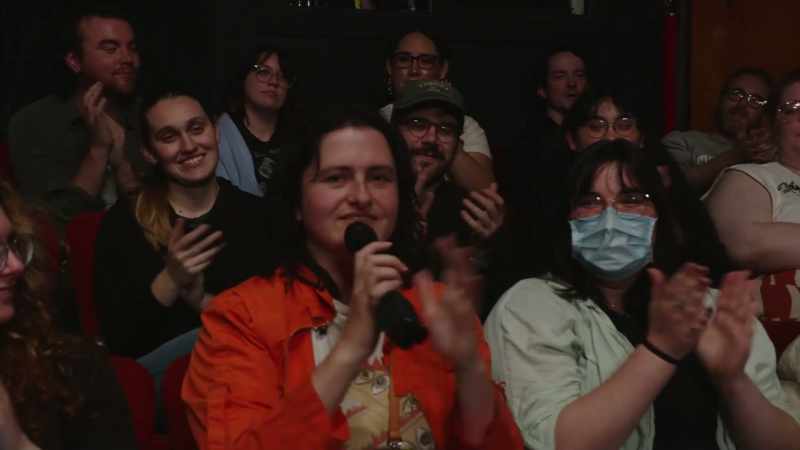(audience cheering)