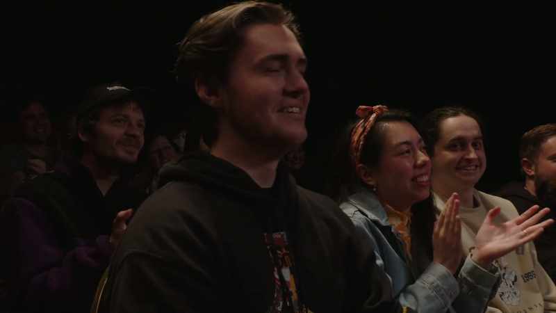 (audience cheering)