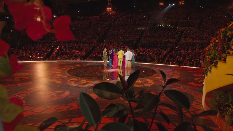 (audience cheering)