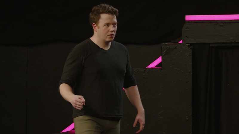 (audience laughing)