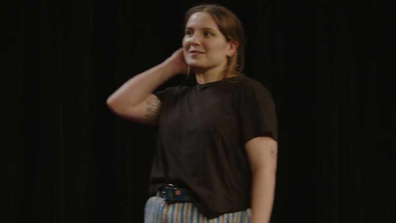 (audience laughing)