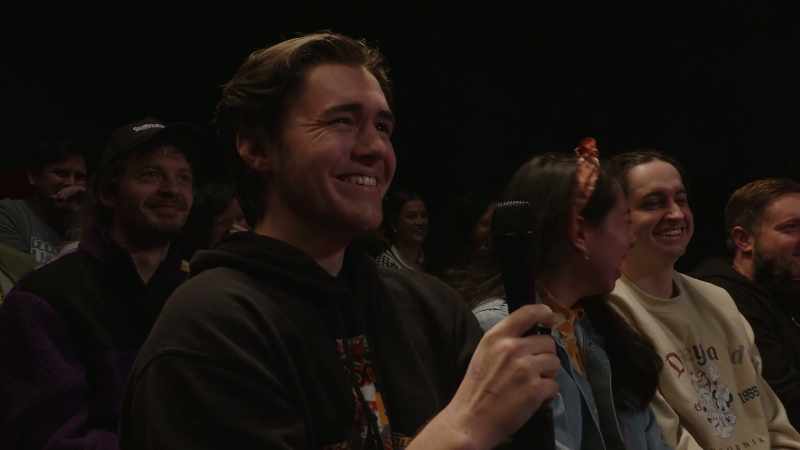 (audience laughing)