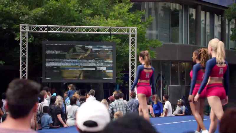 (AUDIENCE MURMURING)