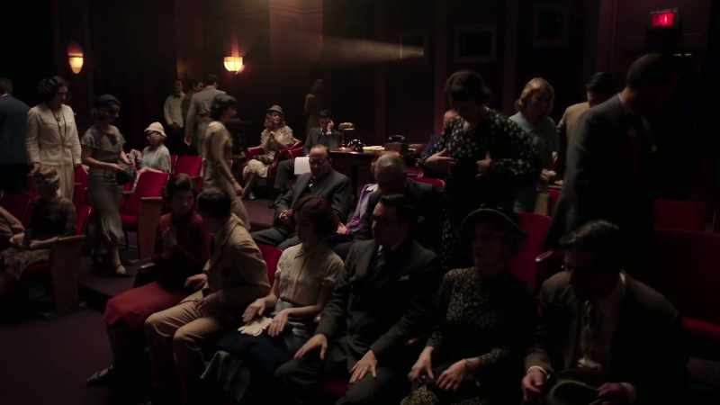 (audience murmuring)
