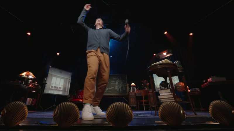 (audience oohing)