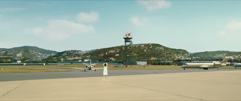 Aw the plane didn't stop for the crazy lady