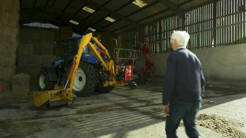 Back at the farm, Les has a busy day ahead