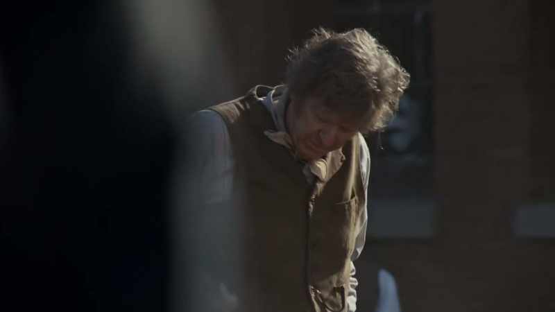 (background chatter) (bell clanging)