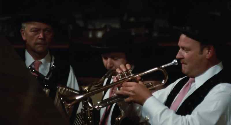 ��♪ (band: Bavarian folk tune)