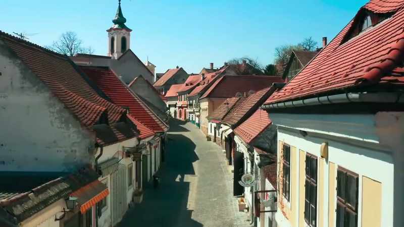 Bars, restaurants and caf├ęs remain closed