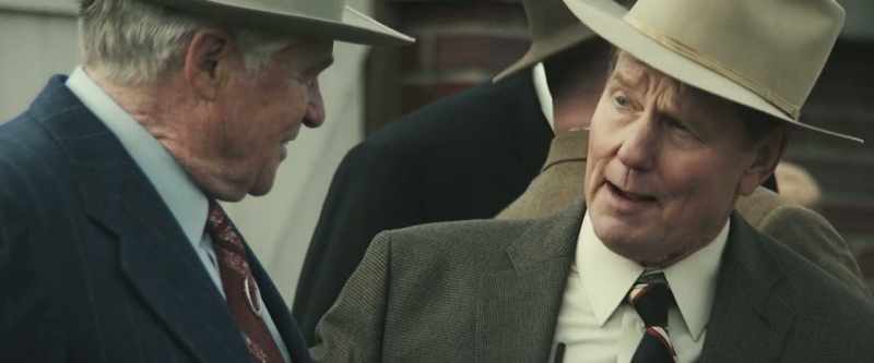 Beck covers the guy taking the snap. Hank, you take the halfback