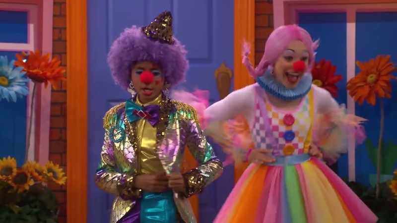 Before we start our show, we need to hear a hand-clappy!