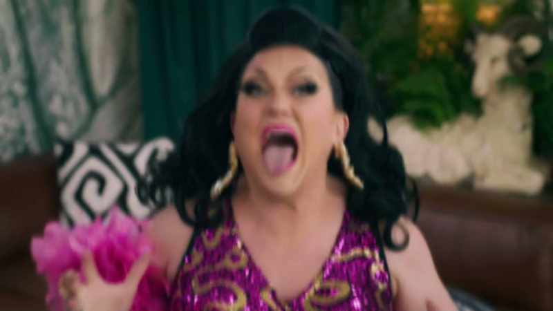 [BenDeLaCreme screams]