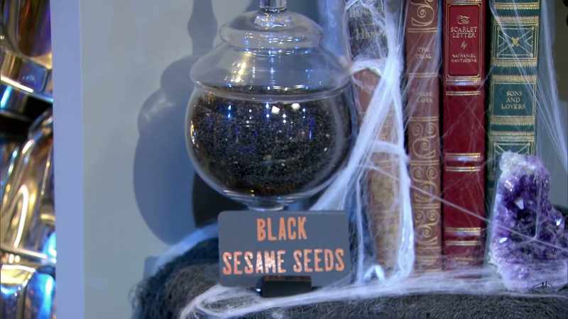 Blackberries, black sesame seeds