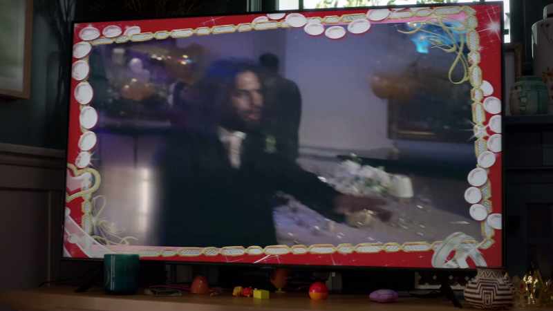 � Boo, come here! We have to cut the cake!