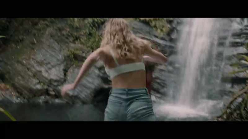 (both shrieking) (water splashing)