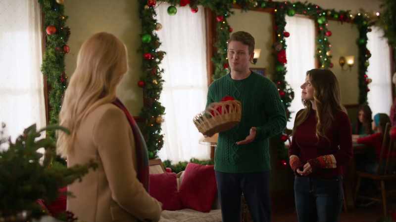 Brady, Mia, you two should play the first Christmas cornhole game this year