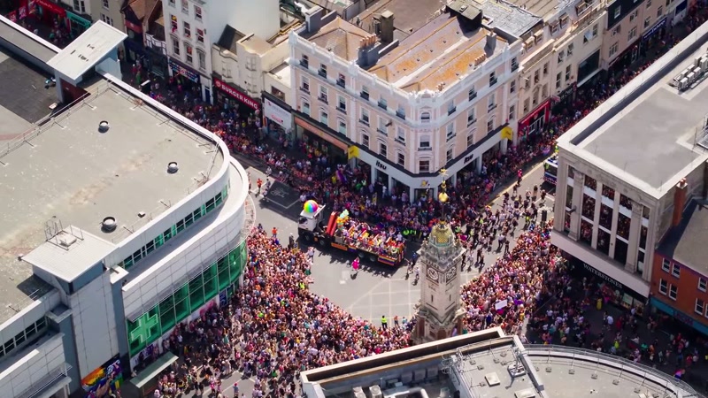 Brighton é conhecida mundialmente pelo desfile do Pride