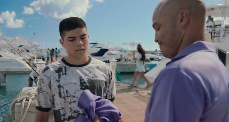 Brought you a jersey. - Qué menso. I'm not wearing that thing