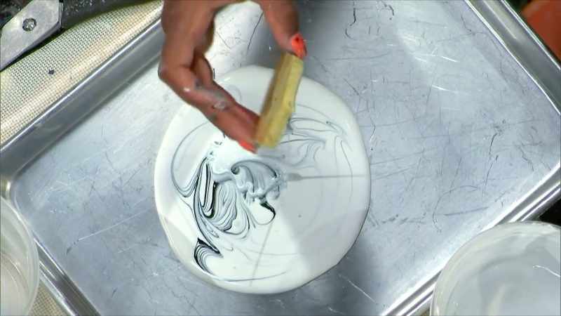 [Bryoni] So I am gonna take my royal icing