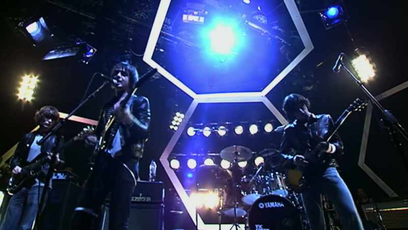 �� But it's impossible And it's just like he's in another world ♪