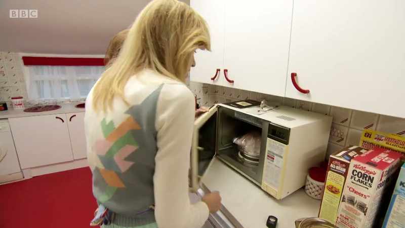 But making a 1980s roast dinner in the microwave