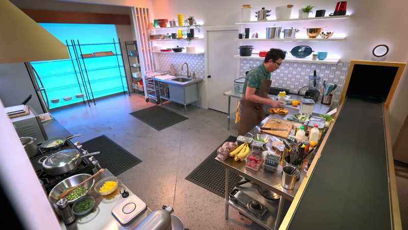 (buzzer blaring) -CHEFFY: Chefs, that's it!
