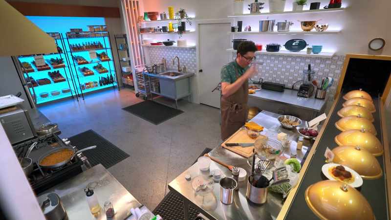 (buzzer blaring) -CHEFFY (on speaker): Chefs